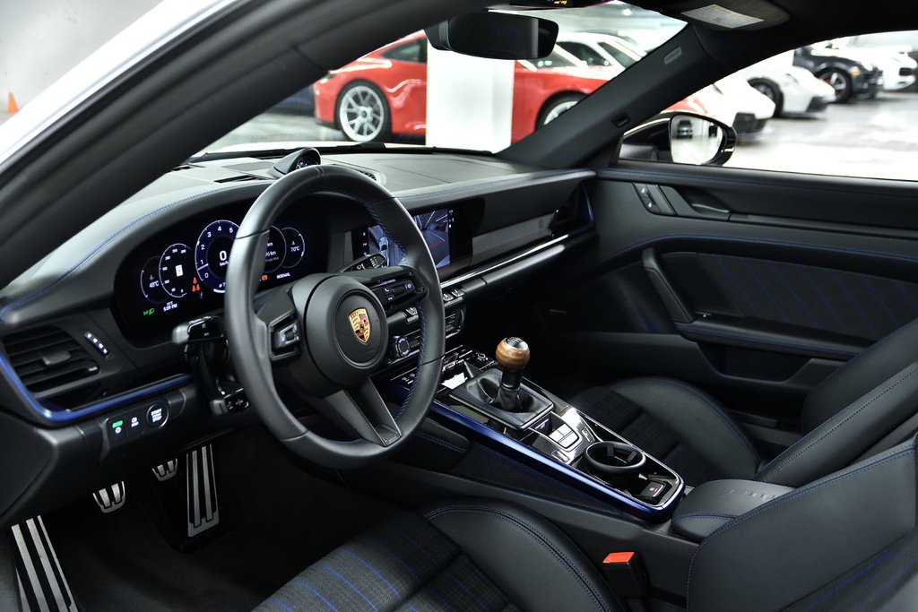 2025 Porsche 911 Carrera 4S in Laval, Quebec - 13 - w1024h768px