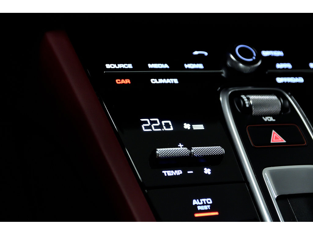 2023 Porsche Cayenne GTS Coupe AWD in Laval, Quebec - 28 - w1024h768px