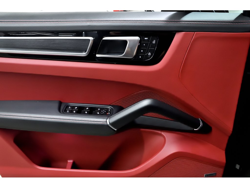 2023 Porsche Cayenne GTS Coupe AWD / Adaptive Cruise / BOSE in Laval, Quebec - 32 - w1024h768px