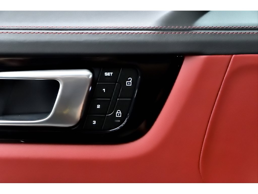 2023 Porsche Cayenne GTS Coupe AWD / Adaptive Cruise / BOSE in Laval, Quebec - 33 - w1024h768px