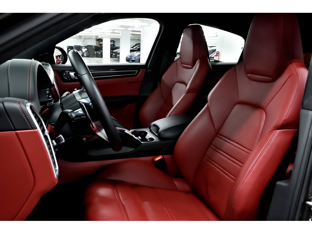 2023 Porsche Cayenne GTS Coupe AWD / Adaptive Cruise / BOSE in Laval, Quebec - 14 - w1024h768px