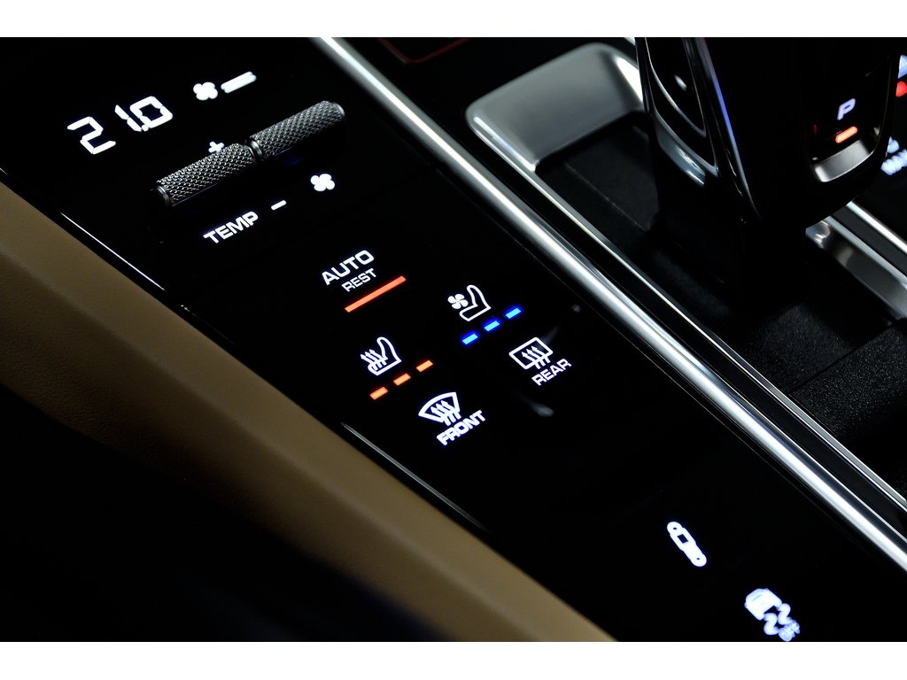 2023 Porsche Cayenne S Platinum Coupe / Premium + Performance Package in Laval, Quebec - 28 - w1024h768px