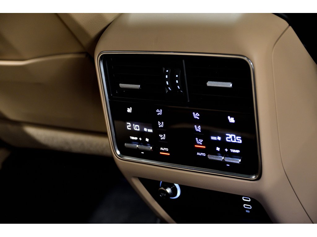 2023 Porsche Cayenne S Platinum Coupe / Premium + Performance Package in Laval, Quebec - 40 - w1024h768px