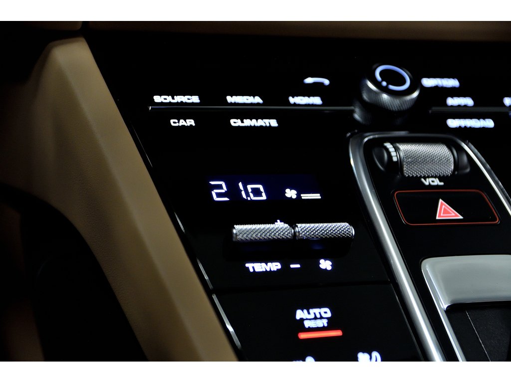 2023 Porsche Cayenne S Platinum Coupe / Premium + Performance Package in Laval, Quebec - 30 - w1024h768px