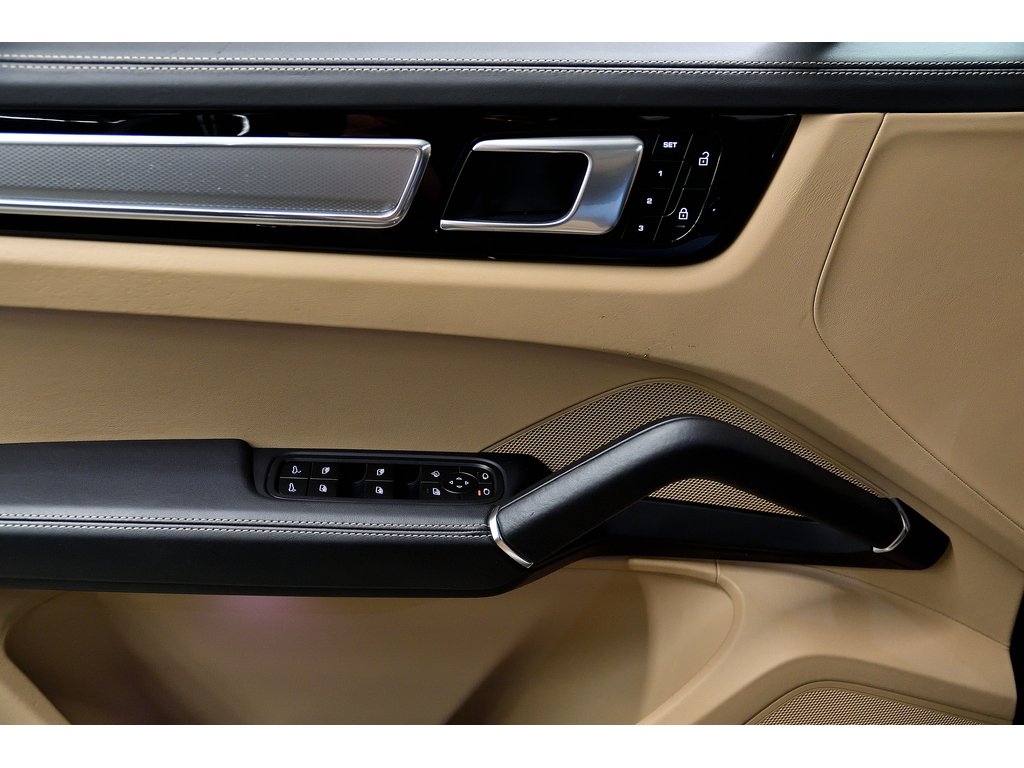2023 Porsche Cayenne S Platinum Coupe / Premium + Performance Package in Laval, Quebec - 31 - w1024h768px