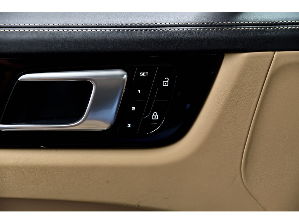 2023 Porsche Cayenne S Platinum Coupe / Premium + Performance Package in Laval, Quebec - 32 - w1024h768px