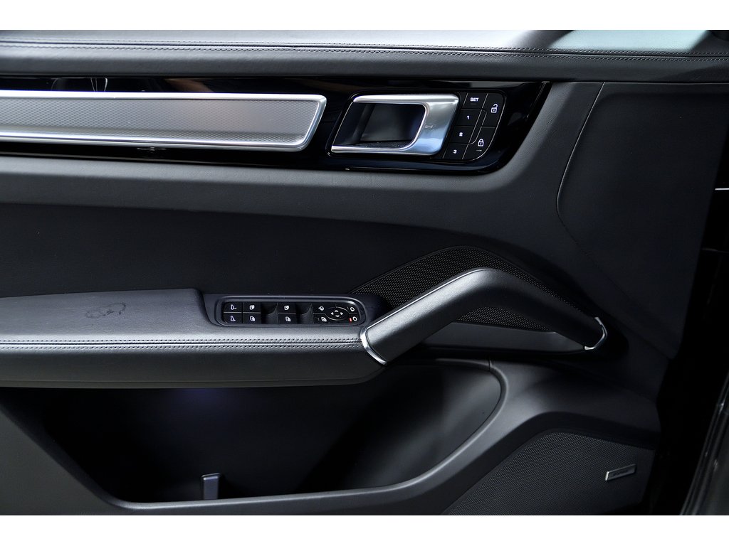 Porsche Cayenne Platinum Edition / Premium Plus / Sport Exhaust 2023 à Laval, Québec - 38 - w1024h768px