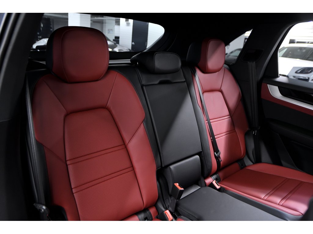 Porsche Cayenne / Premium Package Plus / Hitch / Adaptive Cruise 2024 à Laval, Québec - 15 - w1024h768px