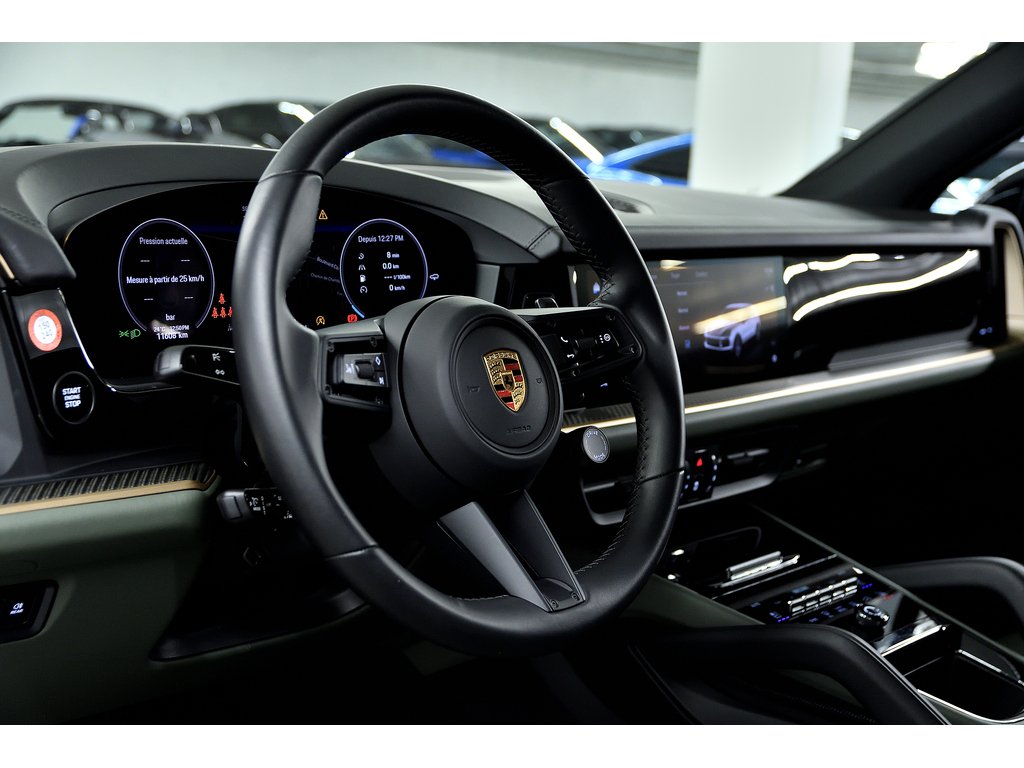 2024 Porsche Cayenne Air Suspension / Premium Package Plus / Hitch in Laval, Quebec - 17 - w1024h768px