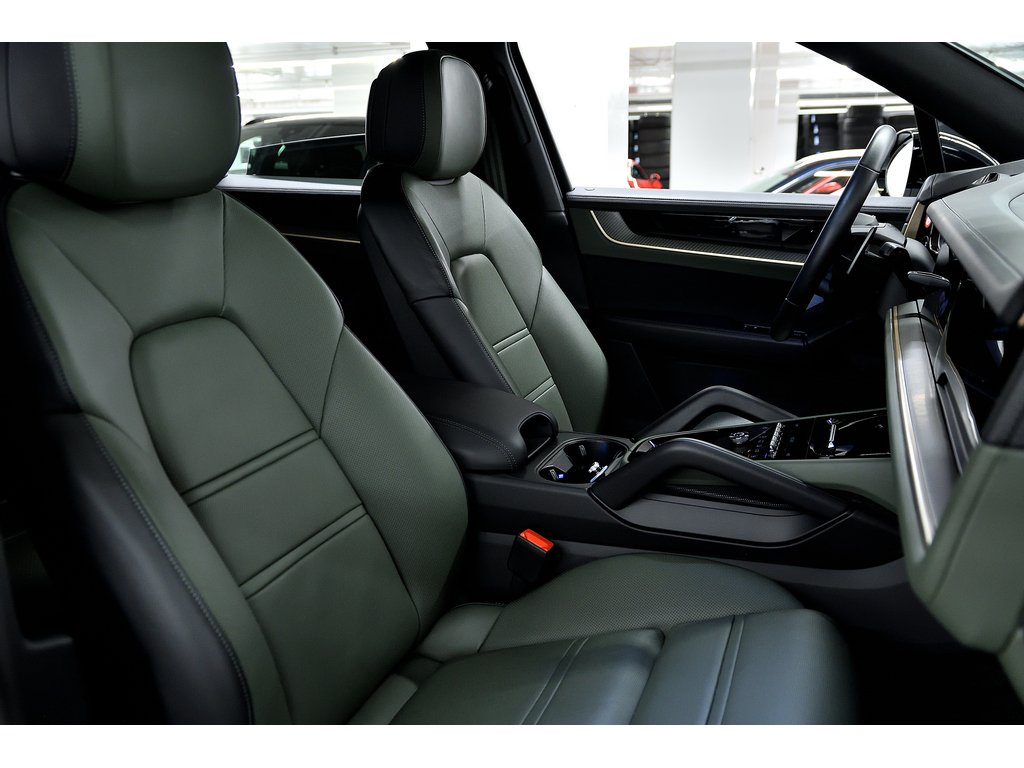 2024 Porsche Cayenne Air Suspension / Premium Package Plus / Hitch in Laval, Quebec - 35 - w1024h768px