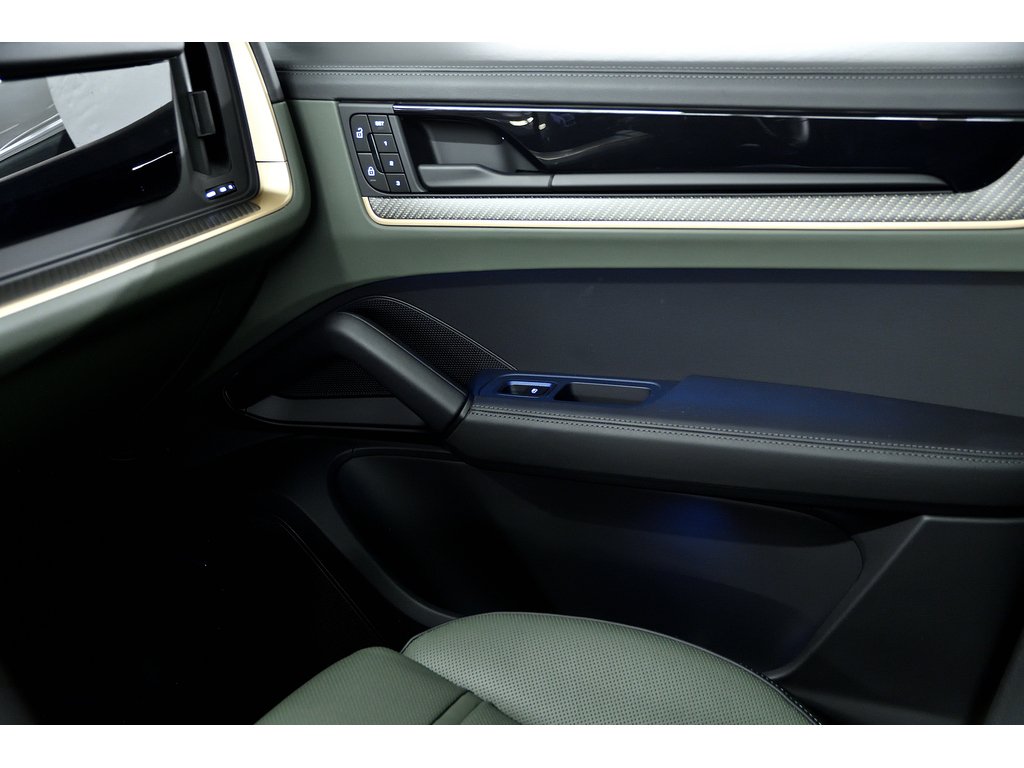 Porsche Cayenne Air Suspension / Premium Package Plus / Hitch 2024 à Laval, Québec - 37 - w1024h768px