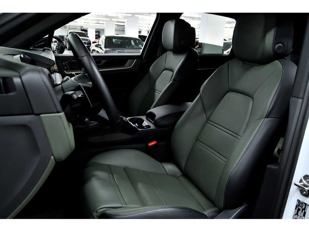 Porsche Cayenne Air Suspension / Premium Package Plus / Hitch 2024 à Laval, Québec - 20 - w1024h768px