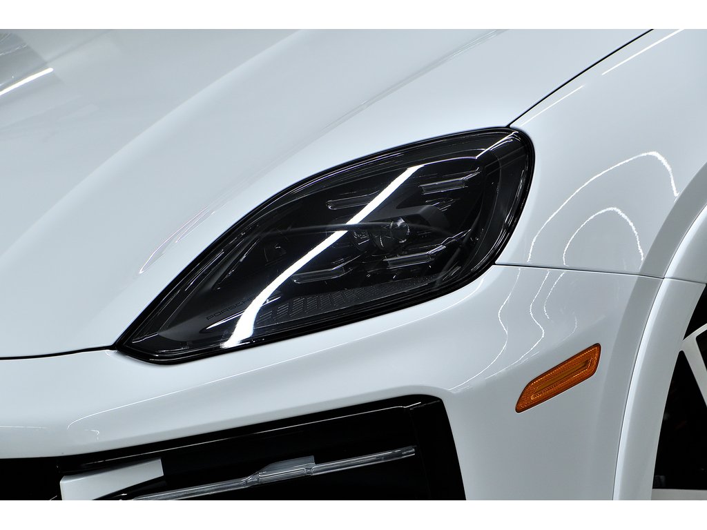 2024 Porsche Cayenne Air Suspension / Premium Package Plus / Hitch in Laval, Quebec - 11 - w1024h768px