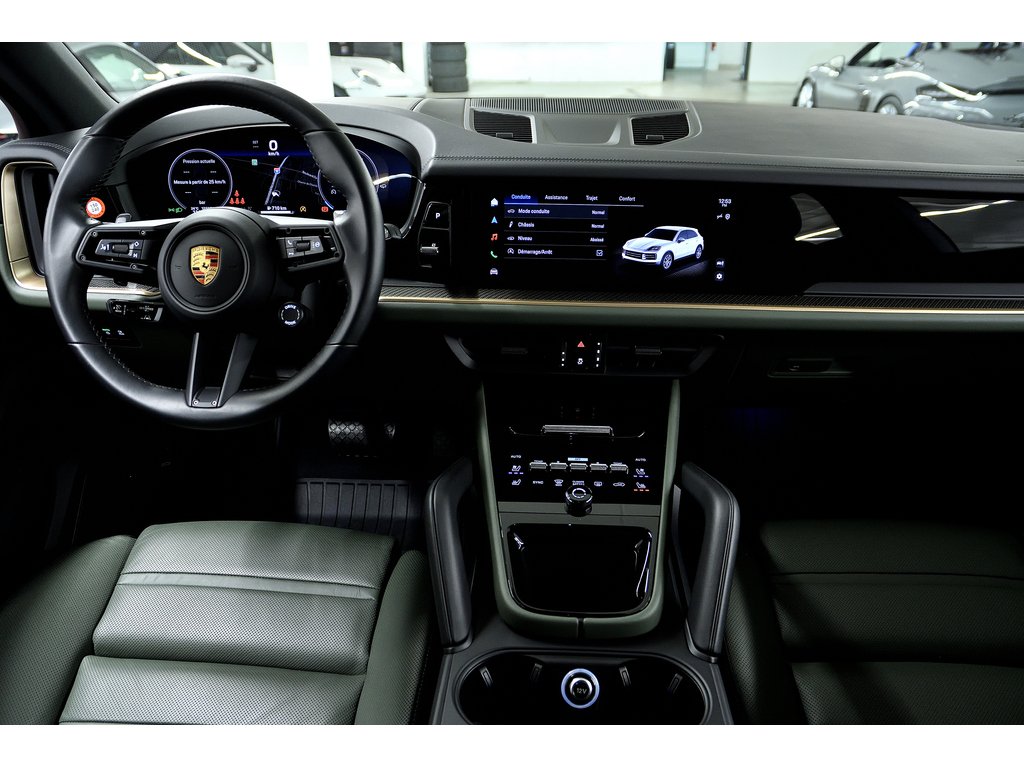 2024 Porsche Cayenne Air Suspension / Premium Package Plus / Hitch in Laval, Quebec - 43 - w1024h768px