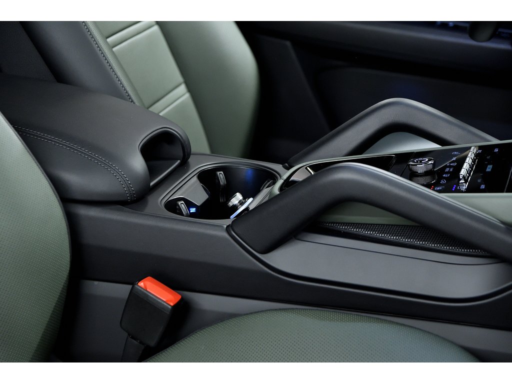 Porsche Cayenne Air Suspension / Premium Package Plus / Hitch 2024 à Laval, Québec - 36 - w1024h768px