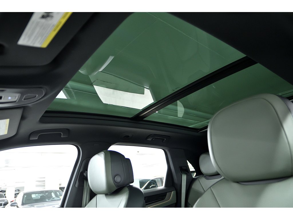 2024 Porsche Cayenne Air Suspension / Premium Package Plus / Hitch in Laval, Quebec - 23 - w1024h768px