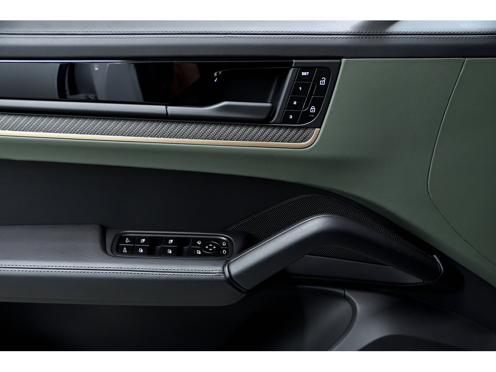 Porsche Cayenne Air Suspension / Premium Package Plus / Hitch 2024 à Laval, Québec - 39 - w1024h768px