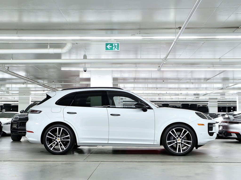 2024 Porsche Cayenne Air Suspension / Premium Package Plus / Hitch in Laval, Quebec - 2 - w1024h768px