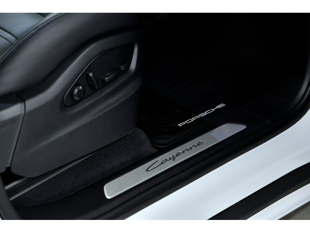 2024 Porsche Cayenne Air Suspension / Premium Package Plus / Hitch in Laval, Quebec - 34 - w1024h768px