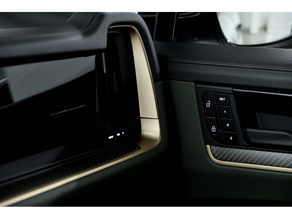 2024 Porsche Cayenne Air Suspension / Premium Package Plus / Hitch in Laval, Quebec - 38 - w1024h768px