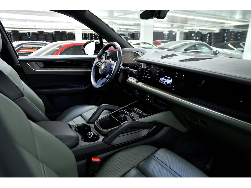 2024 Porsche Cayenne Air Suspension / Premium Package Plus / Hitch in Laval, Quebec - 32 - w1024h768px