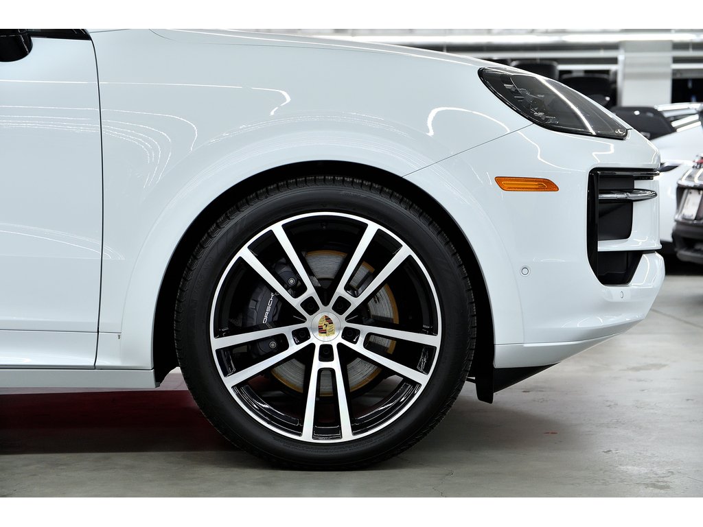 2024 Porsche Cayenne Air Suspension / Premium Package Plus / Hitch in Laval, Quebec - 9 - w1024h768px