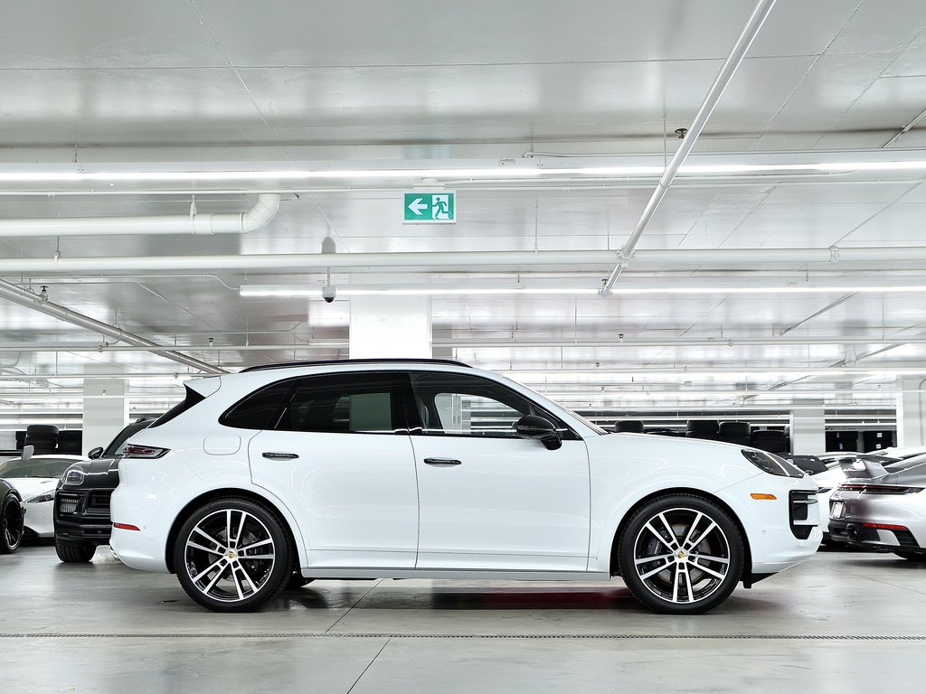 2024 Porsche Cayenne Air Suspension / Premium Package Plus / Hitch in Laval, Quebec - 8 - w1024h768px