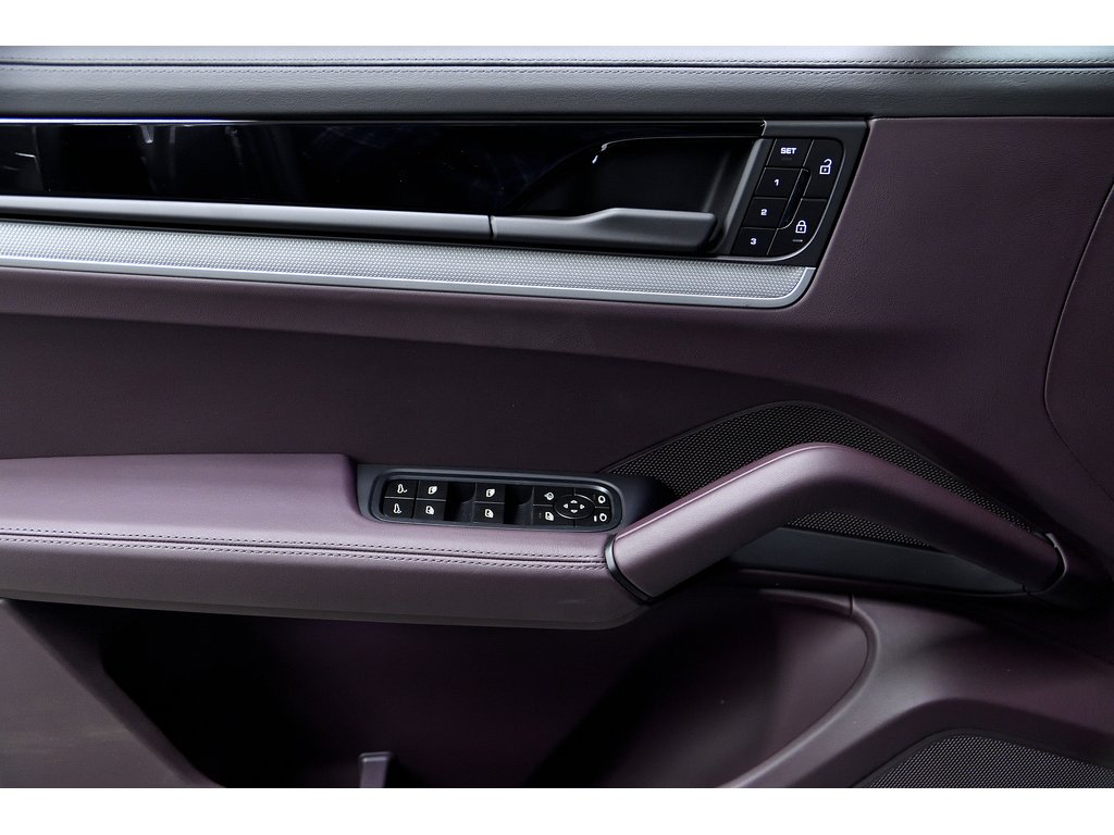 Porsche Cayenne Air Suspension / Premium Pack Plus / Trailer Hitch 2024 à Laval, Québec - 25 - w1024h768px