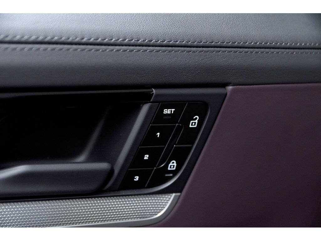 Porsche Cayenne Air Suspension / Premium Pack Plus / Trailer Hitch 2024 à Laval, Québec - 26 - w1024h768px