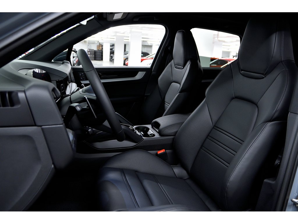 2024 Porsche Cayenne AWD / Premium Plus Package / Trailer Hitch in Laval, Quebec - 17 - w1024h768px