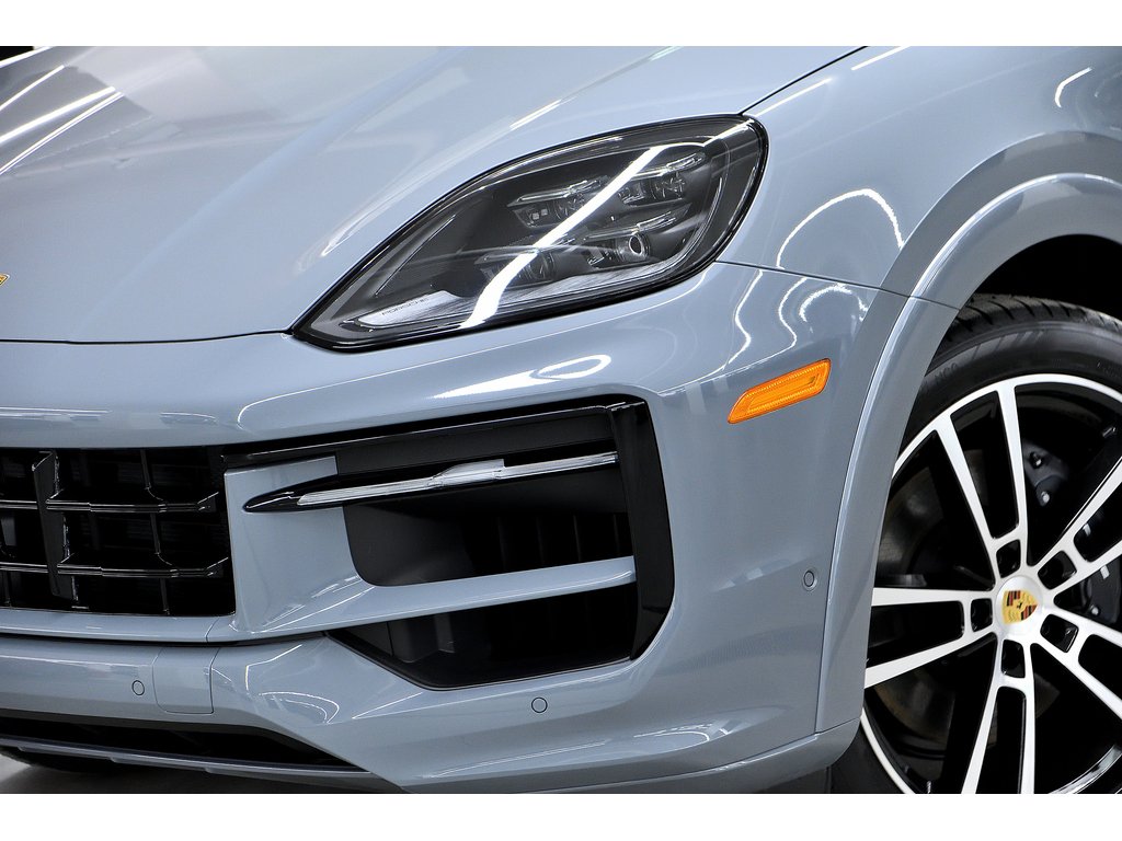 2024 Porsche Cayenne AWD / Premium Plus Package / Trailer Hitch in Laval, Quebec - 8 - w1024h768px