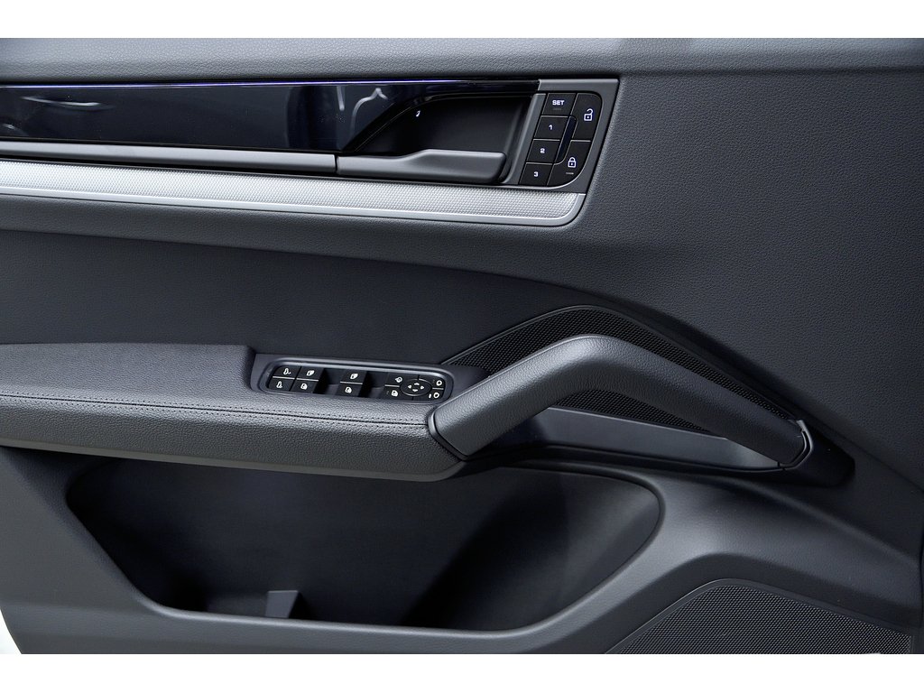 2024 Porsche Cayenne AWD / Premium Plus Package / Trailer Hitch in Laval, Quebec - 27 - w1024h768px