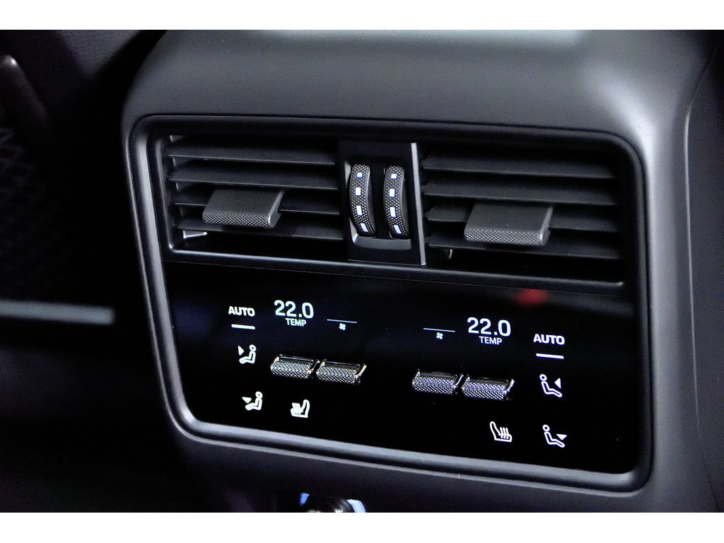 2024 Porsche Cayenne AWD / Premium Plus Package / Trailer Hitch in Laval, Quebec - 35 - w1024h768px