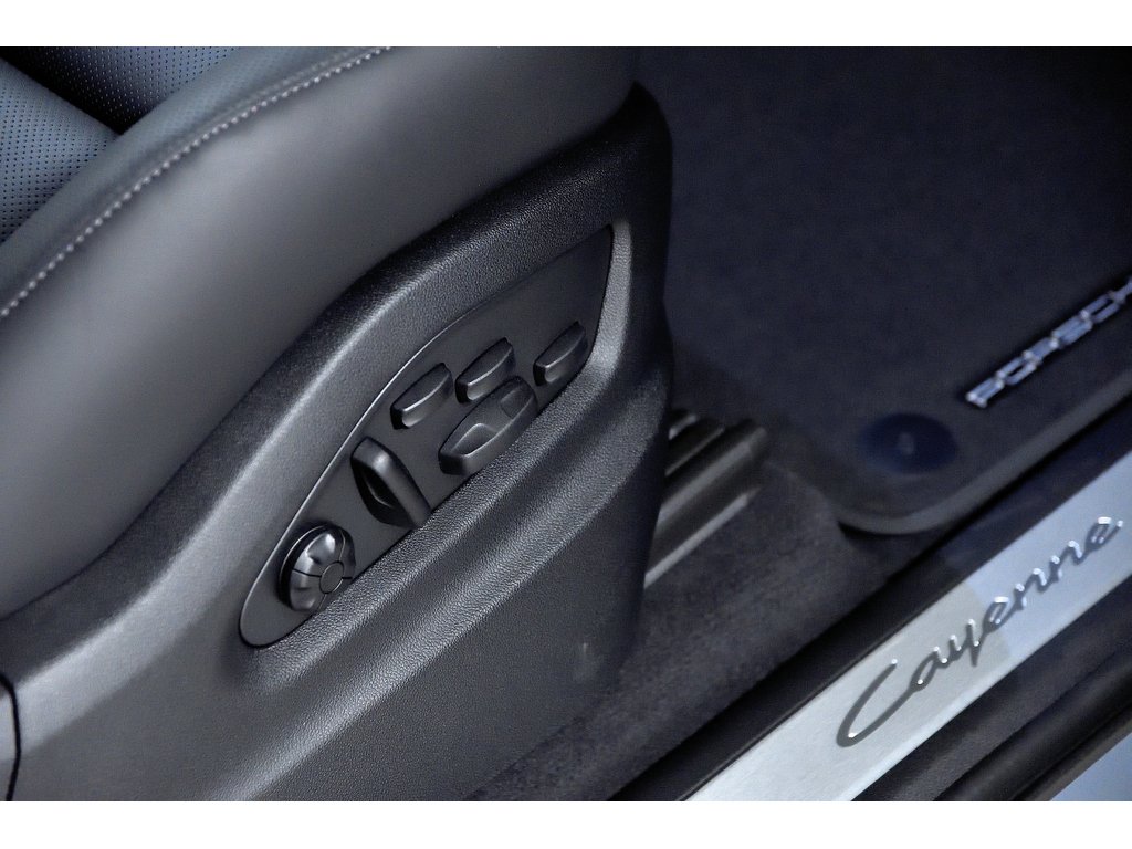 2024 Porsche Cayenne AWD / Premium Plus Package / Trailer Hitch in Laval, Quebec - 31 - w1024h768px