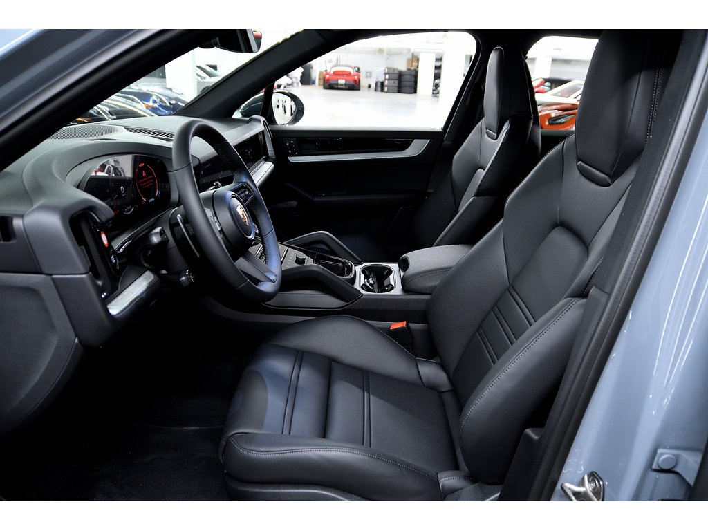 2024 Porsche Cayenne AWD / Premium Plus Package / Trailer Hitch in Laval, Quebec - 15 - w1024h768px