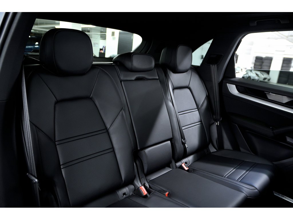 2024 Porsche Cayenne AWD / Premium Plus Package / Trailer Hitch in Laval, Quebec - 34 - w1024h768px