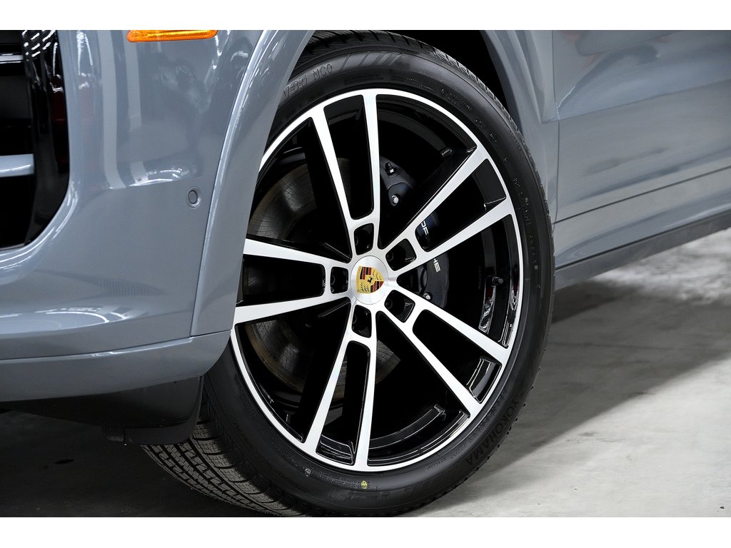 2024 Porsche Cayenne AWD / Premium Plus Package / Trailer Hitch in Laval, Quebec - 9 - w1024h768px