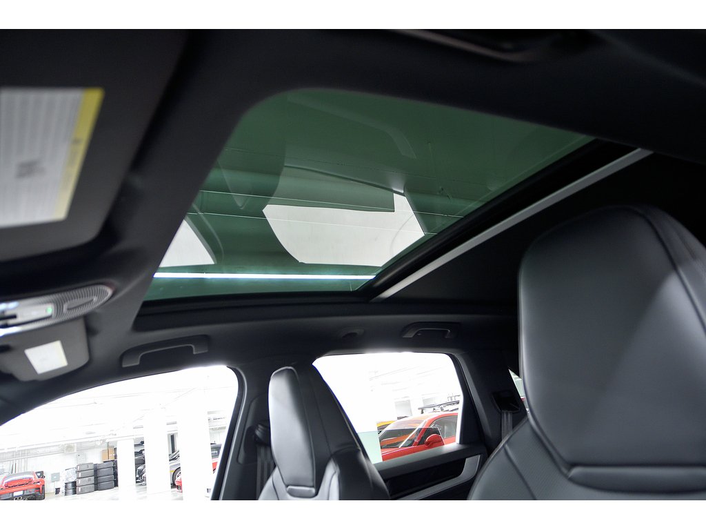 2024 Porsche Cayenne AWD / Premium Plus Package / Trailer Hitch in Laval, Quebec - 18 - w1024h768px