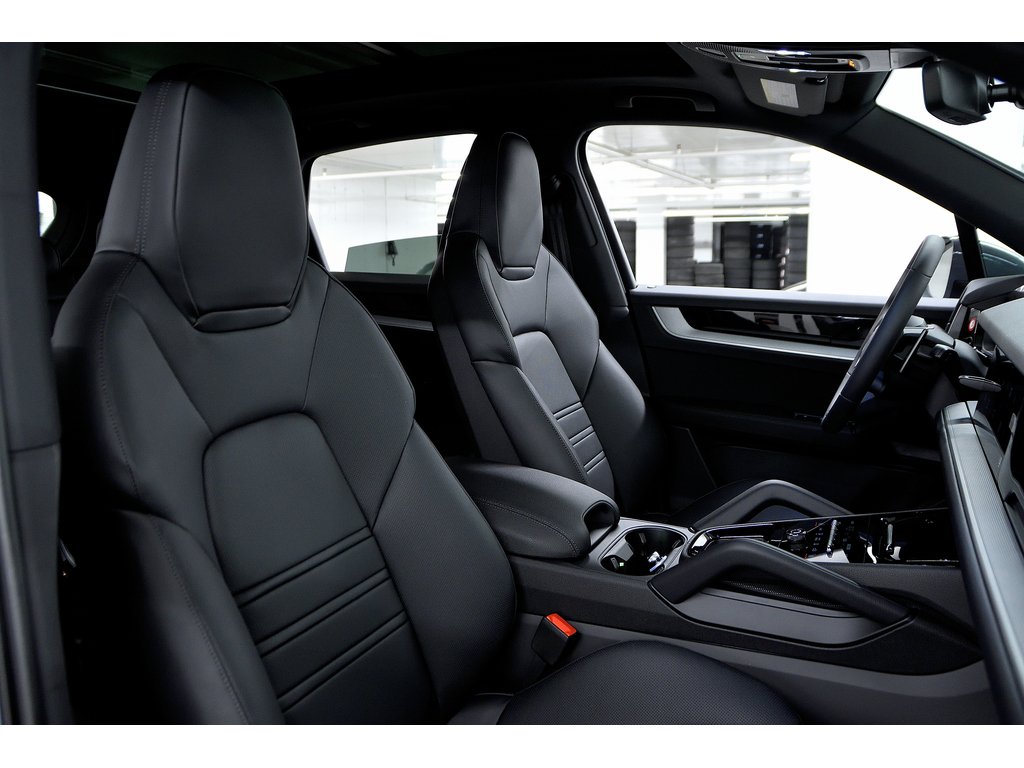 2024 Porsche Cayenne AWD / Premium Plus Package / Trailer Hitch in Laval, Quebec - 32 - w1024h768px