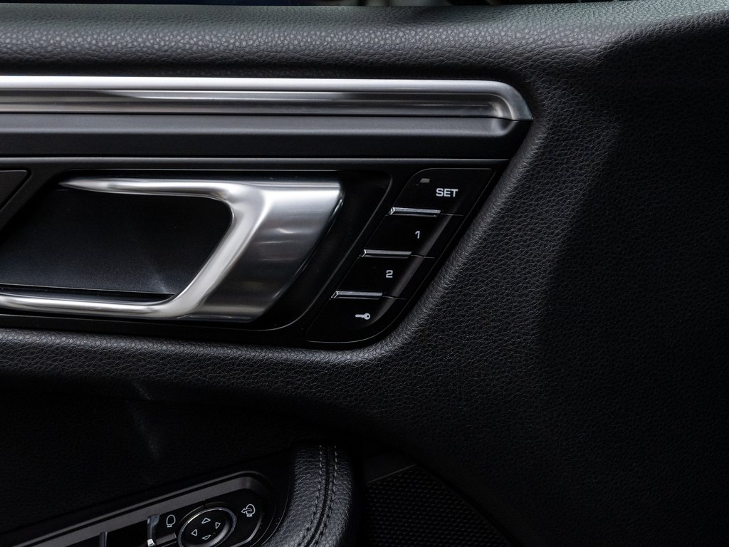 2022 Porsche Macan AWD / Premium Plus Package / Trailer Hitch / BOSE in Laval, Quebec - 36 - w1024h768px