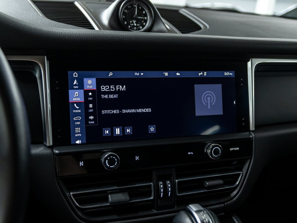 2022 Porsche Macan AWD / Premium Plus Package / Trailer Hitch / BOSE in Laval, Quebec - 24 - w1024h768px