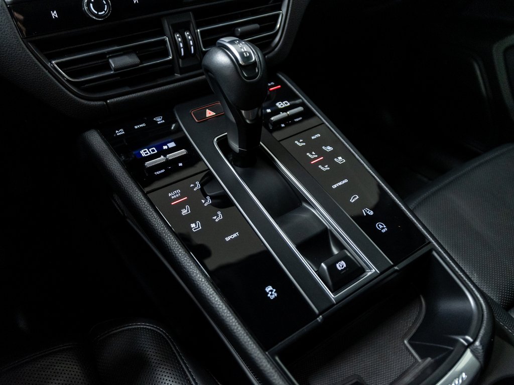 2022 Porsche Macan AWD / Premium Plus Package / Trailer Hitch / BOSE in Laval, Quebec - 26 - w1024h768px