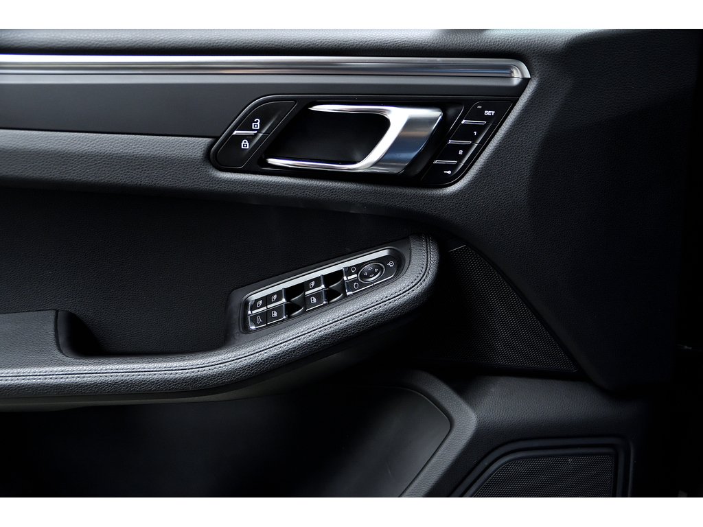 2023 Porsche Macan AWD / Premium Plus Package / Adaptive Cruise in Laval, Quebec - 29 - w1024h768px