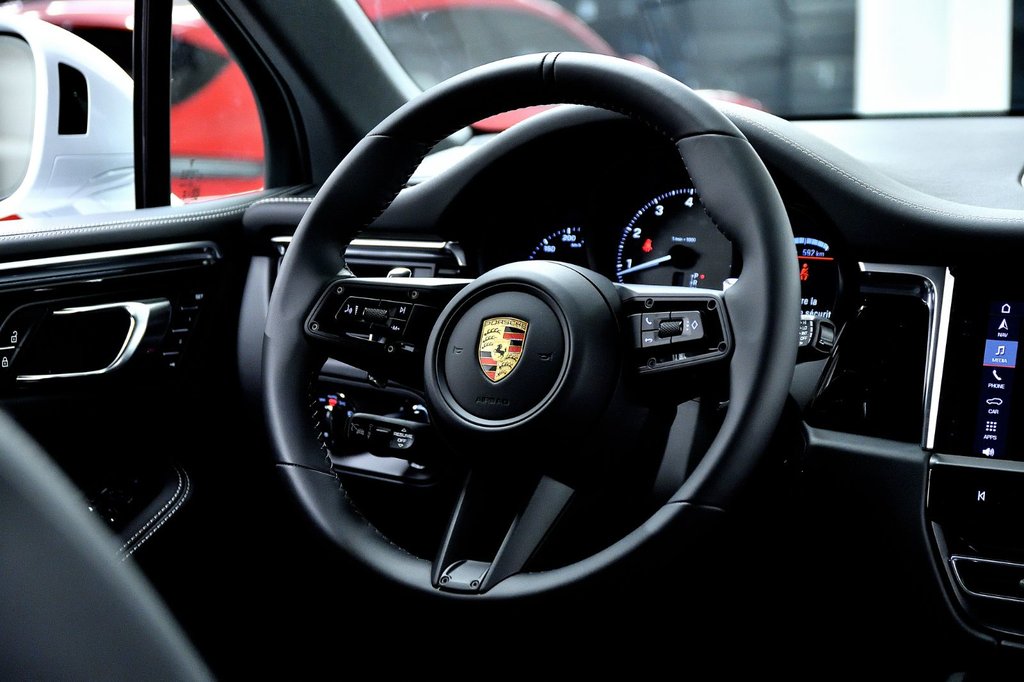 2023 Porsche Macan S in Laval, Quebec - 25 - w1024h768px