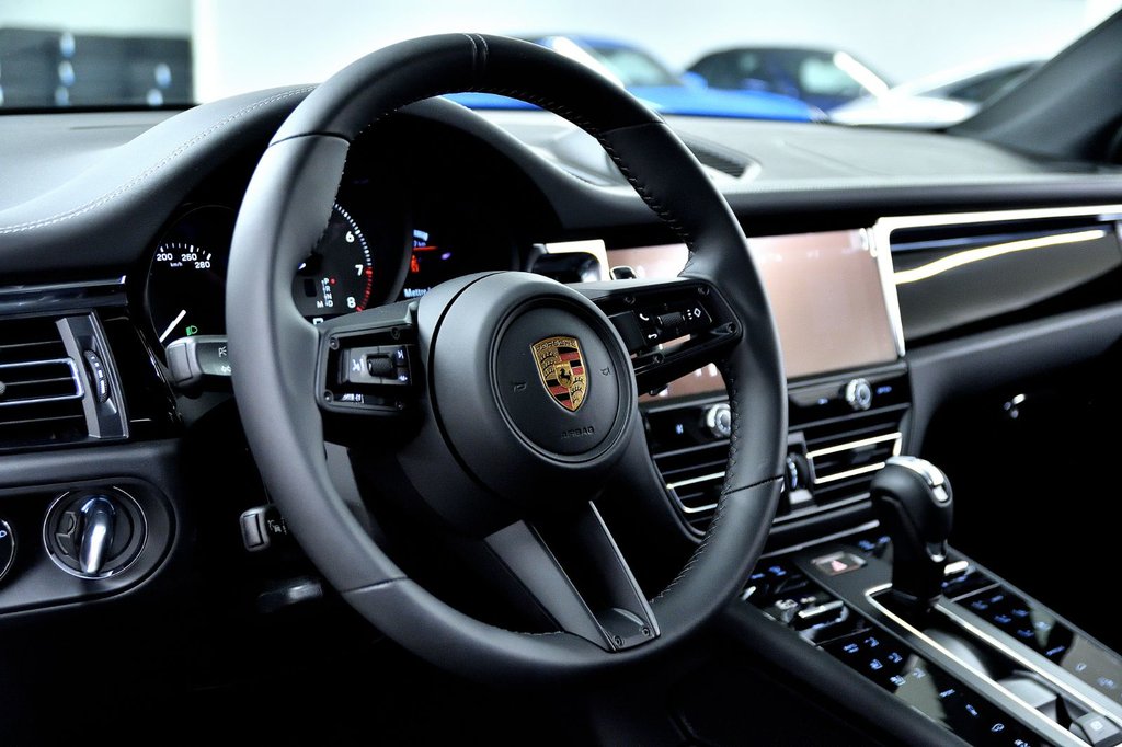 2023 Porsche Macan S in Laval, Quebec - 9 - w1024h768px