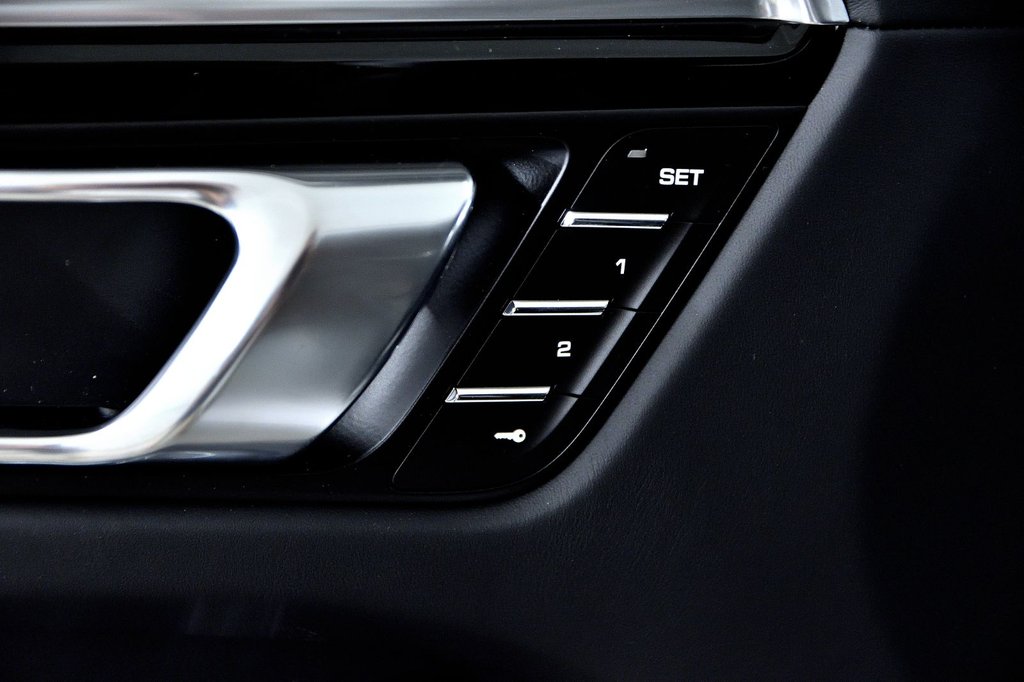 2023 Porsche Macan S in Laval, Quebec - 16 - w1024h768px