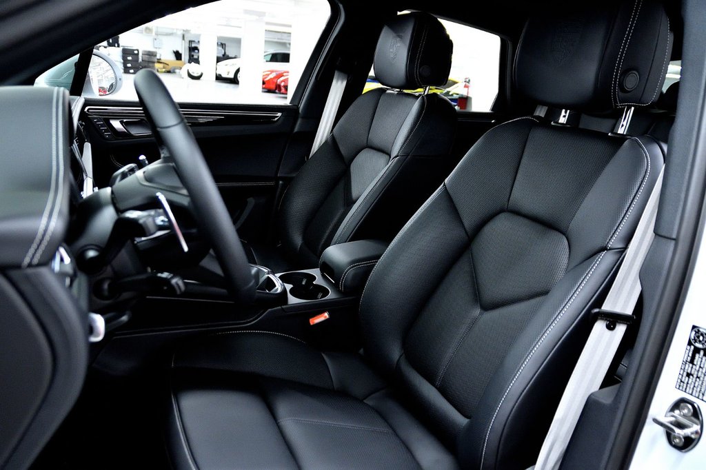 2023 Porsche Macan S in Laval, Quebec - 12 - w1024h768px