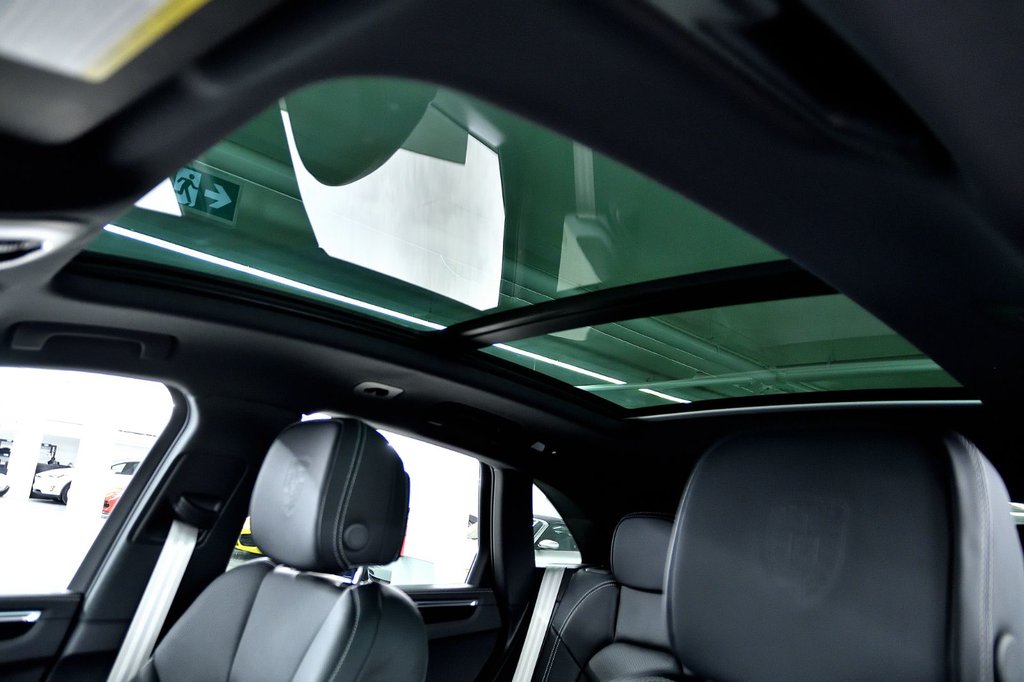 2023 Porsche Macan S in Laval, Quebec - 13 - w1024h768px