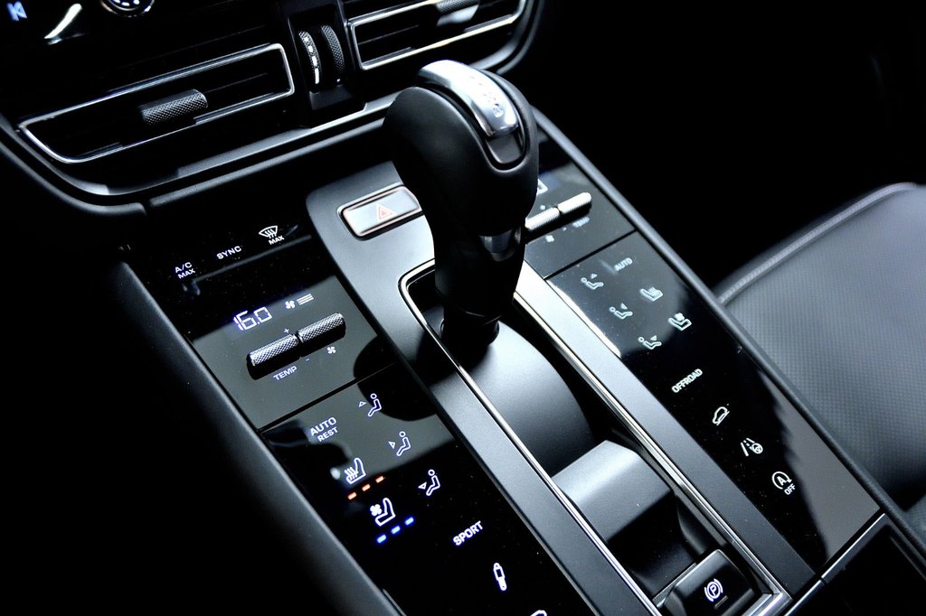 2023 Porsche Macan S in Laval, Quebec - 22 - w1024h768px