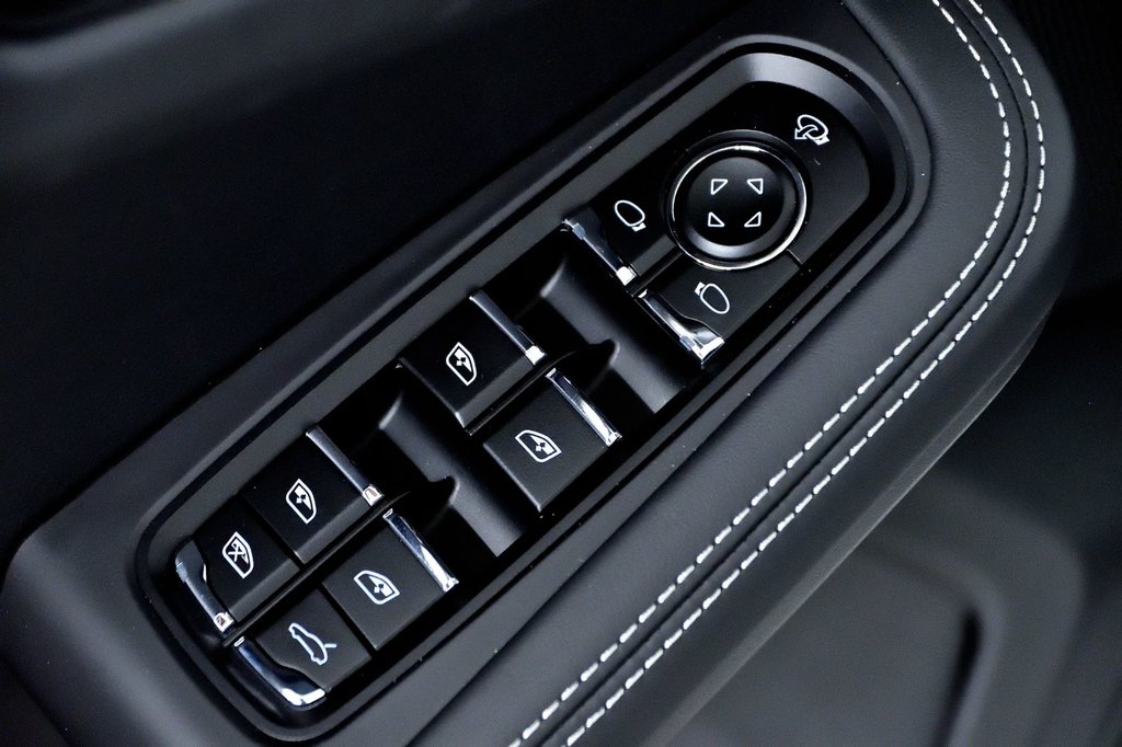 2023 Porsche Macan S in Laval, Quebec - 15 - w1024h768px